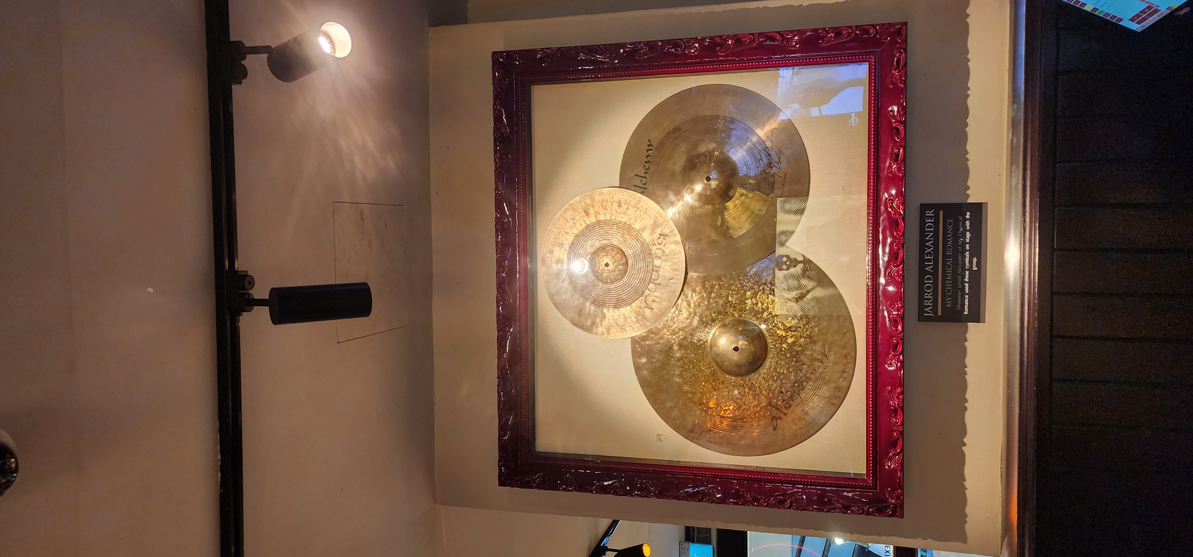 HARD ROCK CAFE SINGAPORE！🎸ロックの歴史を感じる空間で ボリューム